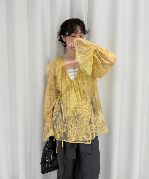 Ameri(アメリ)の「2WAY LACE RAFFLE BLOUSE(シャツ/ブラウス・レディース・ブラック/アイボリー/イエロー・FREE)」の4枚目の写真