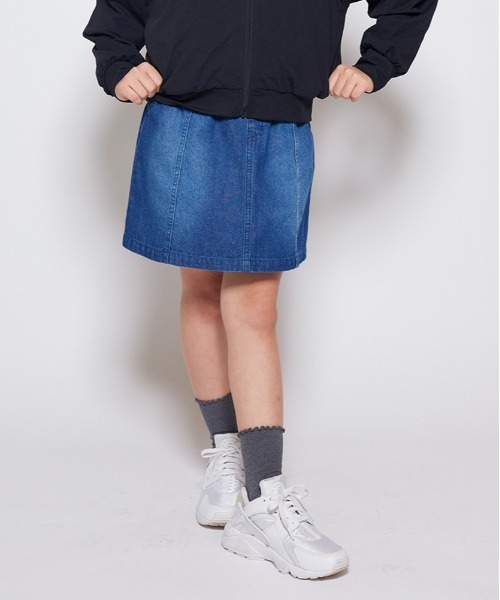 Right-on（ライトオン）の「【VIVIAN BLUE】ウエストフリル 台形デニムスカート (通園・通学 / キッズ / ポケット付き)（デニムスカート・キッズ・ライトインディゴブルー/ダークインディゴブルー・150/160/110/120/130/140）」の2枚目の写真