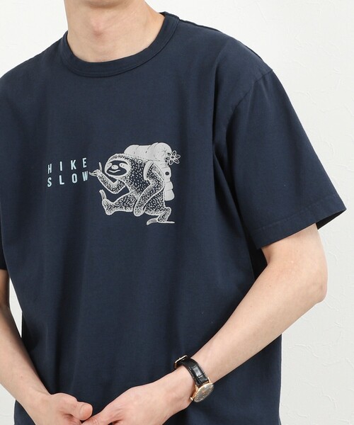 NOLLEY’S（ノーリーズ）の「別注 ナマケモノ プリントTシャツ 26SS（Tシャツ/カットソー・メンズ・ネイビー/ホワイト/ライトグレー・S/M/L）」の3枚目の写真