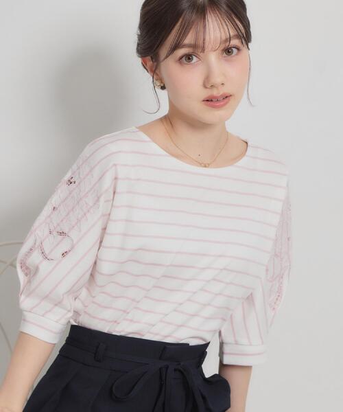 couture brooch(クチュールブローチ)の「【接触冷感・UVカット】60シルケット エンブロドルマントップス(Tシャツ/カットソー・レディース・ブラック/サックスブルー/ピンク系3/オフホワイト・38/36/42)」の1枚目の写真