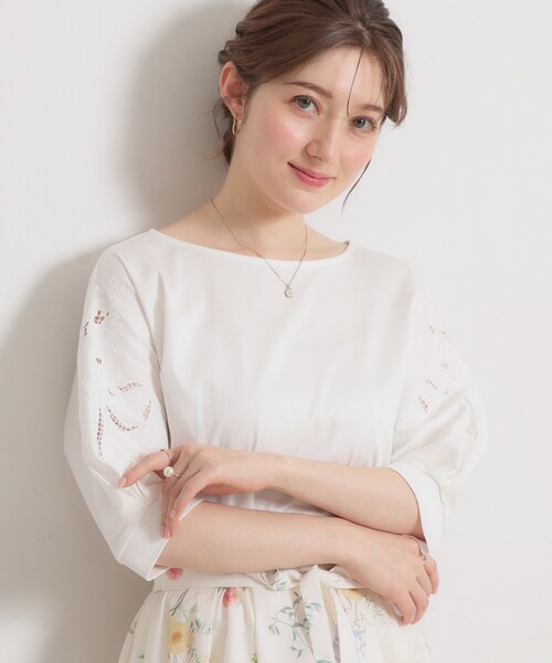 couture brooch(クチュールブローチ)の「【接触冷感・UVカット】60シルケット エンブロドルマントップス(Tシャツ/カットソー・レディース・ブラック/サックスブルー/ピンク系3/オフホワイト・38/36/42)」の2枚目の写真