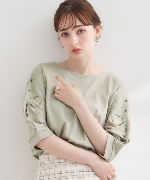 couture brooch(クチュールブローチ)の「【接触冷感・UVカット】エンブロドルマントップス(Tシャツ/カットソー・レディース・ブラック/サックスブルー/ピンク系3/オフホワイト/ピンク/カーキ/ブルー系7・38/36/42)」の3枚目の写真