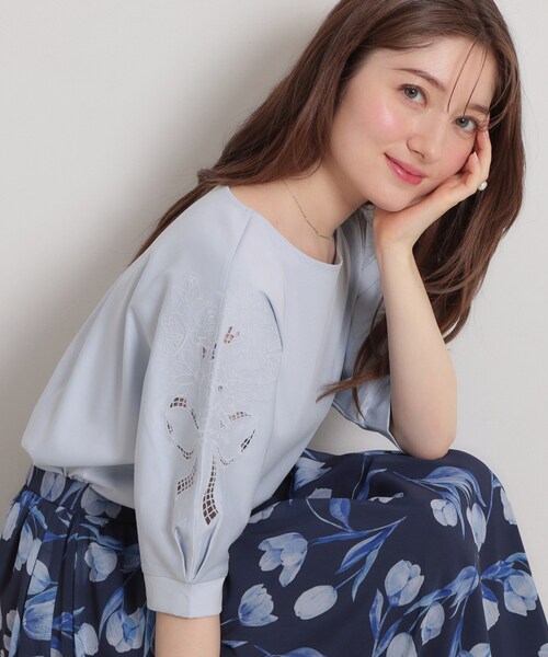 couture brooch(クチュールブローチ)の「【接触冷感・UVカット】60シルケット エンブロドルマントップス(Tシャツ/カットソー・レディース・ブラック/サックスブルー/ピンク系3/オフホワイト・38/36/42)」の4枚目の写真