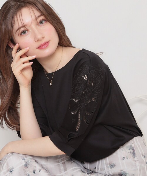 couture brooch(クチュールブローチ)の「【接触冷感・UVカット】60シルケット エンブロドルマントップス(Tシャツ/カットソー・レディース・ブラック/サックスブルー/ピンク系3/オフホワイト・38/36/42)」の3枚目の写真