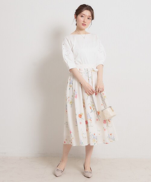 couture brooch(クチュールブローチ)の「【接触冷感・UVカット】60シルケット エンブロドルマントップス(Tシャツ/カットソー・レディース・ブラック/サックスブルー/ピンク系3/オフホワイト・38/36/42)」の9枚目の写真