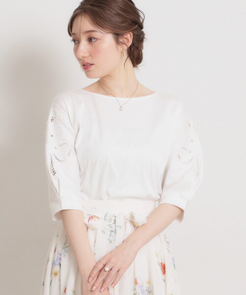 couture brooch(クチュールブローチ)の「【接触冷感・UVカット】60シルケット エンブロドルマントップス(Tシャツ/カットソー・レディース・ブラック/サックスブルー/ピンク系3/オフホワイト・38/36/42)」の7枚目の写真