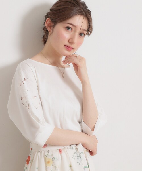 couture brooch(クチュールブローチ)の「【接触冷感・UVカット】60シルケット エンブロドルマントップス(Tシャツ/カットソー・レディース・ブラック/サックスブルー/ピンク系3/オフホワイト・38/36/42)」の6枚目の写真