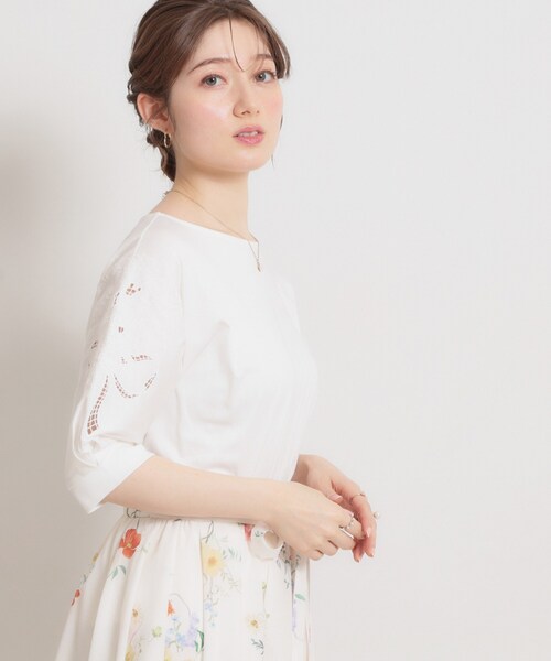 couture brooch(クチュールブローチ)の「【接触冷感・UVカット】エンブロドルマントップス(Tシャツ/カットソー・レディース・ブラック/サックスブルー/ピンク系3/オフホワイト/ピンク/カーキ/ブルー系7・38/36/42)」の12枚目の写真