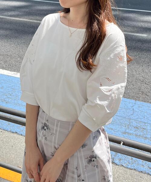couture brooch(クチュールブローチ)の「【接触冷感・UVカット】エンブロドルマントップス(Tシャツ/カットソー・レディース・ブラック/サックスブルー/ピンク系3/オフホワイト/ピンク/カーキ/ブルー系7・38/36/42)」の17枚目の写真