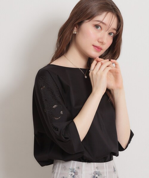 couture brooch(クチュールブローチ)の「【接触冷感・UVカット】60シルケット エンブロドルマントップス(Tシャツ/カットソー・レディース・ブラック/サックスブルー/ピンク系3/オフホワイト・38/36/42)」の22枚目の写真