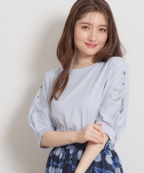 couture brooch(クチュールブローチ)の「【接触冷感・UVカット】60シルケット エンブロドルマントップス(Tシャツ/カットソー・レディース・ブラック/サックスブルー/ピンク系3/オフホワイト・38/36/42)」の17枚目の写真