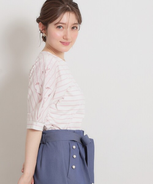 couture brooch(クチュールブローチ)の「【接触冷感・UVカット】60シルケット エンブロドルマントップス(Tシャツ/カットソー・レディース・ブラック/サックスブルー/ピンク系3/オフホワイト・38/36/42)」の11枚目の写真