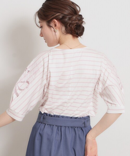 couture brooch(クチュールブローチ)の「【接触冷感・UVカット】60シルケット エンブロドルマントップス(Tシャツ/カットソー・レディース・ブラック/サックスブルー/ピンク系3/オフホワイト・38/36/42)」の10枚目の写真