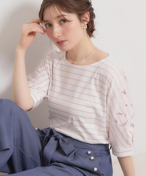 couture brooch(クチュールブローチ)の「【接触冷感・UVカット】60シルケット エンブロドルマントップス(Tシャツ/カットソー・レディース・ブラック/サックスブルー/ピンク系3/オフホワイト・38/36/42)」の5枚目の写真