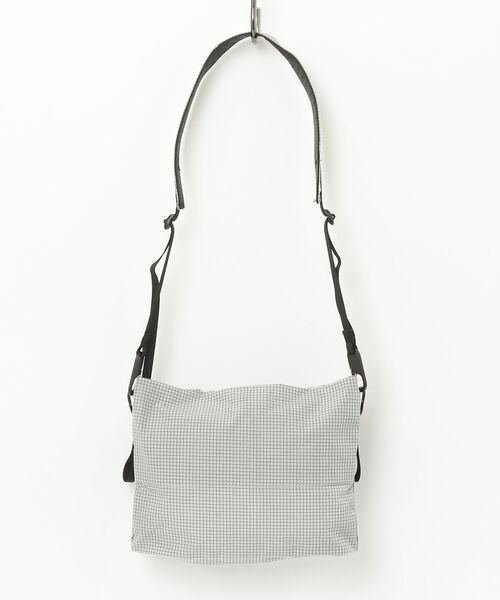 THE NORTH FACE（ザノースフェイス）の「Rafter Shoulder Pouch M SP NM72627（ストール/ショール・メンズ・ブラック/ライトグレー・FREE）」の4枚目の写真