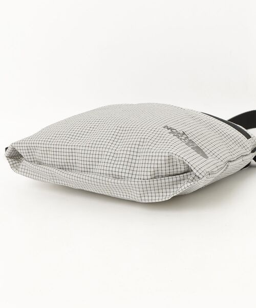 THE NORTH FACE（ザノースフェイス）の「Rafter Shoulder Pouch M SP NM72627（ストール/ショール・メンズ・ブラック/ライトグレー・FREE）」の5枚目の写真