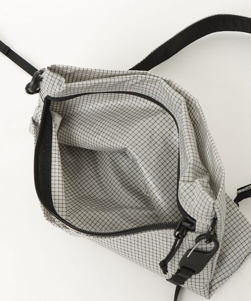 THE NORTH FACE（ザノースフェイス）の「Rafter Shoulder Pouch M SP NM72627（ストール/ショール・メンズ・ブラック/ライトグレー・FREE）」の6枚目の写真