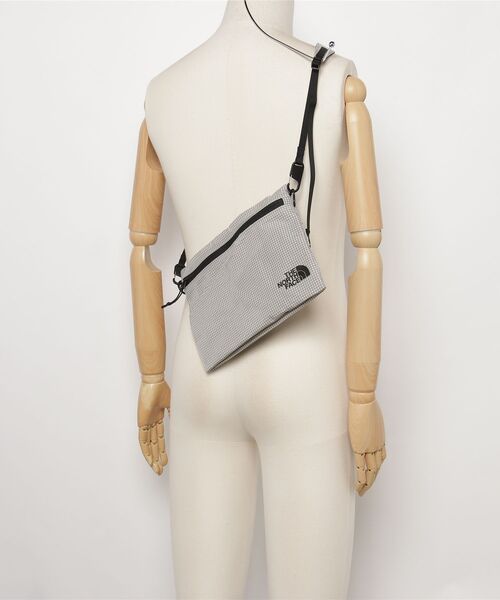 THE NORTH FACE（ザノースフェイス）の「Rafter Shoulder Pouch M SP NM72627（ストール/ショール・メンズ・ブラック/ライトグレー・FREE）」の3枚目の写真