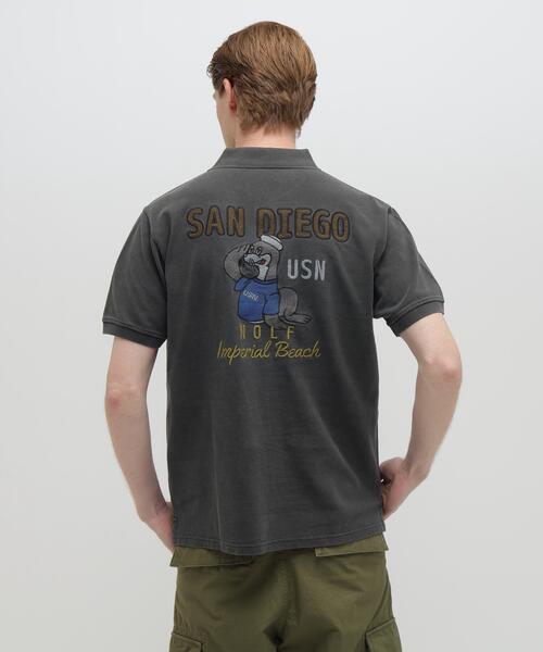 AVIREX(アヴィレックス)の「EMB POLO SHIRT "SEAL" / 刺しゅう ポロシャツ アザラシ / AVIREX / アヴィレックス(ポロシャツ・メンズ・チャコールグレー/オレンジ/ホワイト・XL/M/2XL/L)」の1枚目の写真