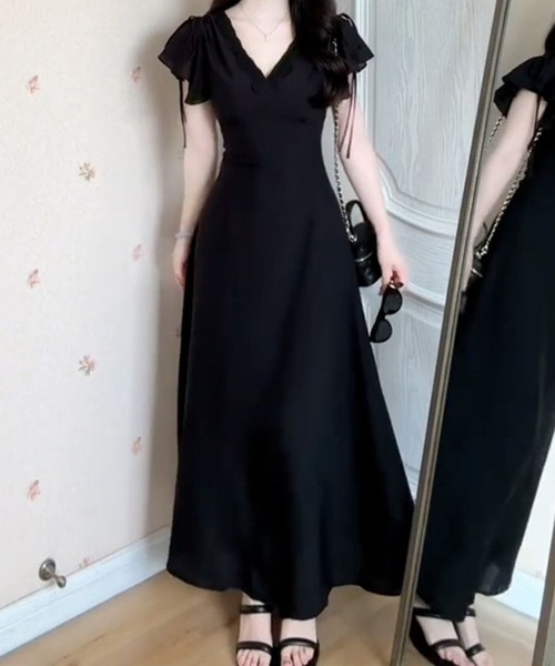 AMAJI（アマジ）の「ヘップバーン風ブラックVネックワンピース（ワンピース・レディース・ブラック・X-LARGE/LARGE/MEDIUM/SMALL）」の4枚目の写真