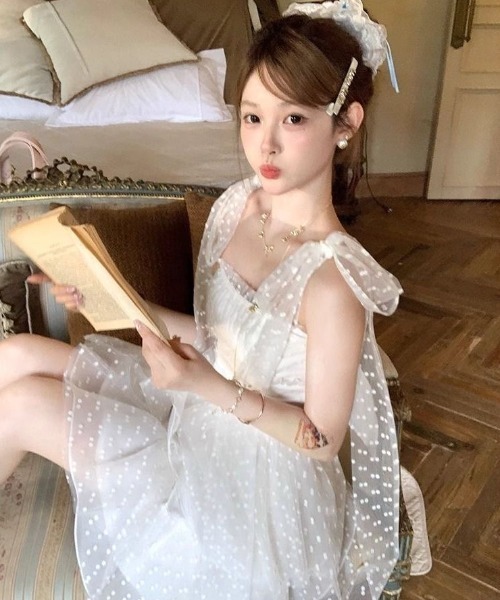Sibra(シブラ)の「立体感のあるフロッキードットが目を惹くプリンセスライクミニワンピース(ワンピース・レディース・ホワイト・M)」の5枚目の写真
