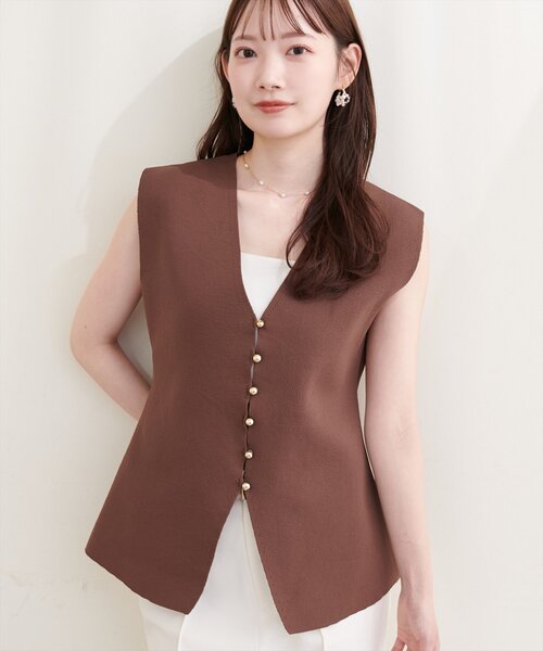 natural couture(ナチュラルクチュール)の「〈Erikoコラボ〉ゴールド釦ニットベスト(ベスト・レディース・ブラック/アイボリー/ベージュ/ブラウン・FREE)」の4枚目の写真