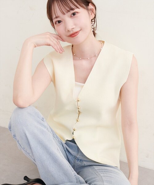natural couture(ナチュラルクチュール)の「〈Erikoコラボ〉ゴールド釦ニットベスト(ベスト・レディース・ブラック/アイボリー/ベージュ/ブラウン・FREE)」の2枚目の写真