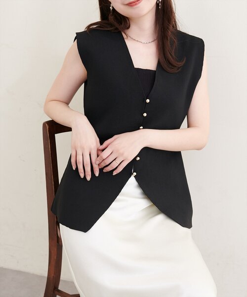 natural couture(ナチュラルクチュール)の「〈Erikoコラボ〉ゴールド釦ニットベスト(ベスト・レディース・ブラック/アイボリー/ベージュ/ブラウン・FREE)」の3枚目の写真