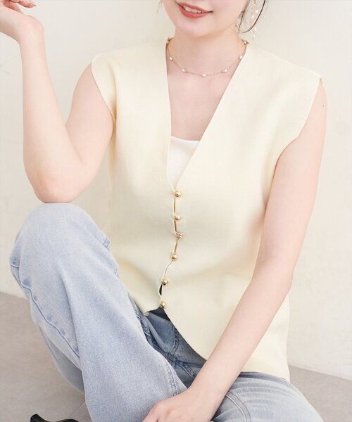natural couture(ナチュラルクチュール)の「〈Erikoコラボ〉ゴールド釦ニットベスト(ベスト・レディース・ブラック/アイボリー/ベージュ/ブラウン・FREE)」の5枚目の写真