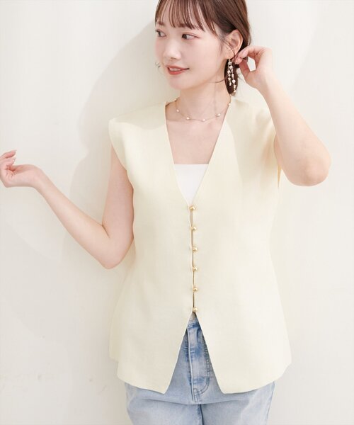 natural couture(ナチュラルクチュール)の「〈Erikoコラボ〉ゴールド釦ニットベスト(ベスト・レディース・ブラック/アイボリー/ベージュ/ブラウン・FREE)」の6枚目の写真