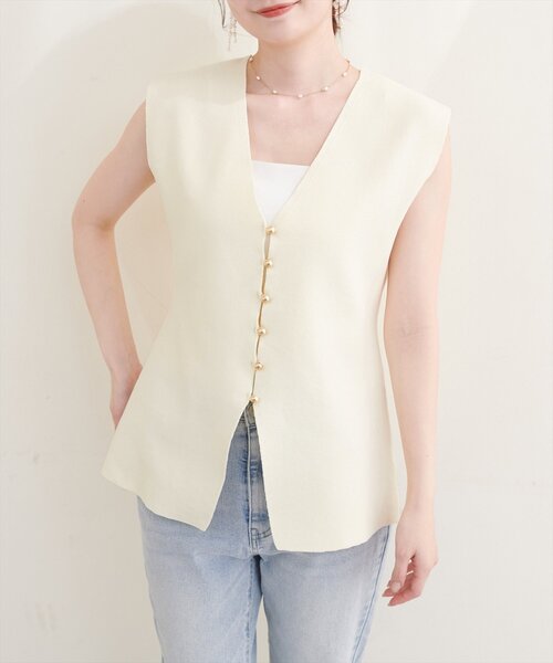 natural couture(ナチュラルクチュール)の「〈Erikoコラボ〉ゴールド釦ニットベスト(ベスト・レディース・ブラック/アイボリー/ベージュ/ブラウン・FREE)」の7枚目の写真