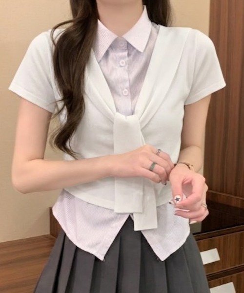 Mejoul（メジュール）の「【2026春夏新作】シャツレイヤード風 肩掛けデザイン半袖トップス（シャツ/ブラウス・レディース・ホワイト/グレー/ネイビー・F）」の4枚目の写真