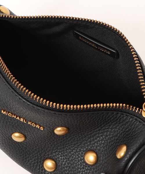 MICHAEL KORS(マイケルコース)の「IZZY スタッズ ぺブルレザー バレルポシェット スモール(ショルダーバッグ・レディース・ブラック・FREE)」の6枚目の写真