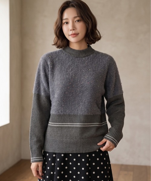 Belta attrice（ベルタアトリーチェ）の「スパンコール混フェザーヤーン 異素材切り替え ラインデザインモックネックニット（ニット/セーター・レディース・チャコールグレー/ライトグレー/ブラック・FREE）」の9枚目の写真
