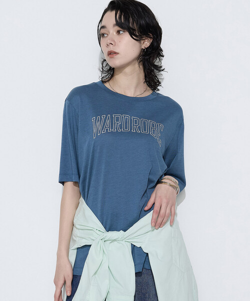 COMME CA Wardrobe(コムサワードローブ)の「〔 +サイズ 〕 ヴィンテージプレーティング天竺 ロゴプリントTシャツ(Tシャツ/カットソー・レディース・ブルー/ホワイト/ボルドー・13号)」の2枚目の写真