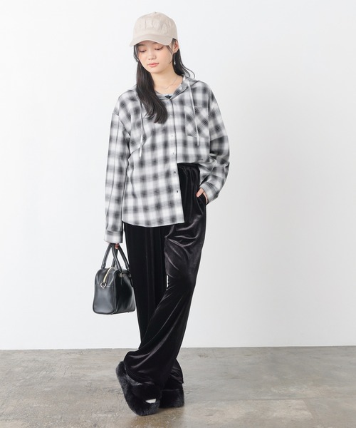 Honeys(ハニーズ)の「ベロアストレートパンツ(その他パンツ・レディース・ブラック系その他2/ブラウン系その他2/ブラック・M/LL/L/S)」の4枚目の写真
