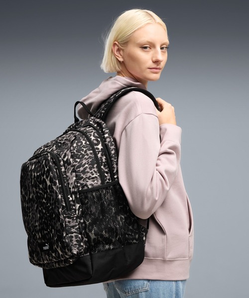 PUMA(プーマ)の「PUMA プーマ ユニセックス プーマ アカデミー AOP バックパック 29L(バックパック/リュック・メンズ・グレー系1/ブラック系その他7/ダルブルー系・フリー)」の1枚目の写真