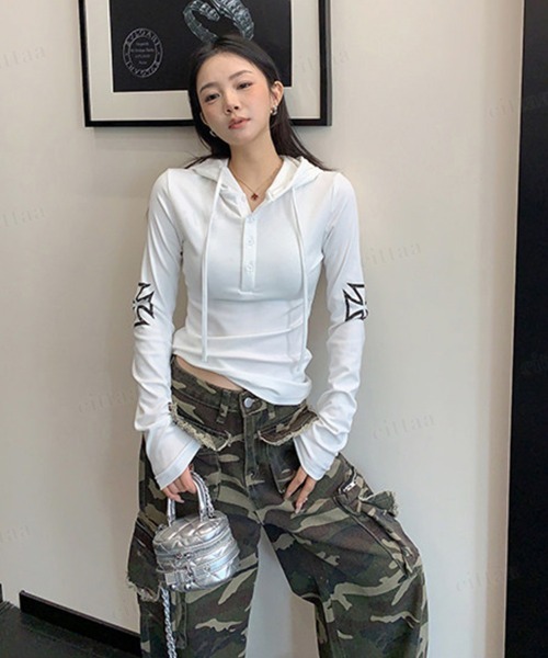 Dalfwin(ダールフィン)の「Y2k袖クロスプリントフード付きスリムフィット長袖トップス(パーカー・レディース・ホワイト/ブラック/グレー・FREE)」の1枚目の写真