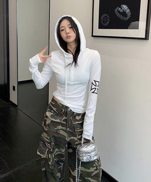 Dalfwin(ダールフィン)の「Y2k袖クロスプリントフード付きスリムフィット長袖トップス(パーカー・レディース・ホワイト/ブラック/グレー・FREE)」の5枚目の写真