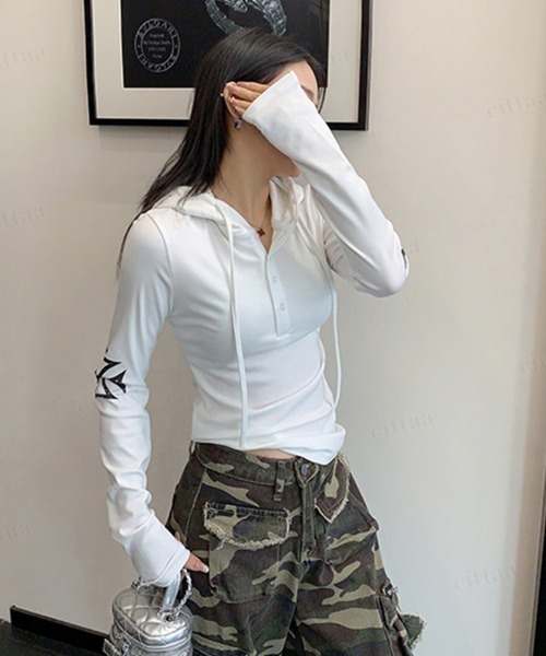 Dalfwin(ダールフィン)の「Y2k袖クロスプリントフード付きスリムフィット長袖トップス(パーカー・レディース・ホワイト/ブラック/グレー・FREE)」の6枚目の写真
