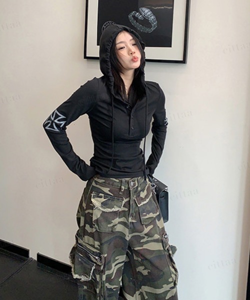 Dalfwin(ダールフィン)の「Y2k袖クロスプリントフード付きスリムフィット長袖トップス(パーカー・レディース・ホワイト/ブラック/グレー・FREE)」の13枚目の写真