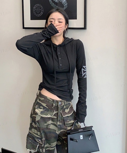 Dalfwin(ダールフィン)の「Y2k袖クロスプリントフード付きスリムフィット長袖トップス(パーカー・レディース・ホワイト/ブラック/グレー・FREE)」の16枚目の写真