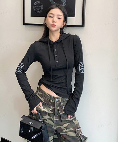 Dalfwin(ダールフィン)の「Y2k袖クロスプリントフード付きスリムフィット長袖トップス(パーカー・レディース・ホワイト/ブラック/グレー・FREE)」の17枚目の写真