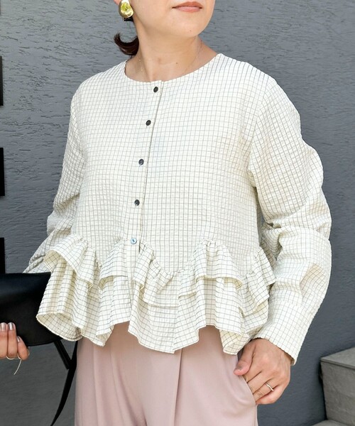 NOLLEY’S（ノーリーズ）の「【WEB限定】ウォッシャブル2WAYチェックペプラムフリルブラウス（シャツ/ブラウス・レディース・ブルー系その他6/ホワイト系その他2・38）」の2枚目の写真