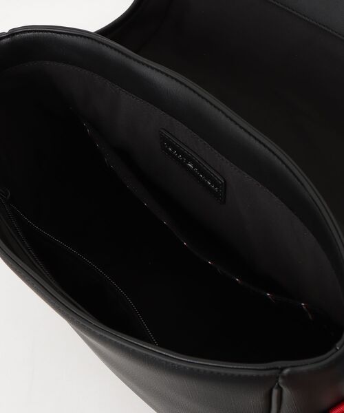 TOMMY HILFIGER(トミーヒルフィガー)の「グローバルストライプストラップテクスチャードメッセンジャーバッグ(ショルダーバッグ・メンズ・ブラック・FREE)」の4枚目の写真