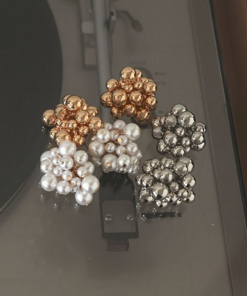 at.(アット)の「【at.】バブルピアス(ピアス(両耳用)・レディース・ゴールド/シルバー/シルバー系/ゴールド系/ホワイト系/ホワイト・ONE SIZE)」の7枚目の写真