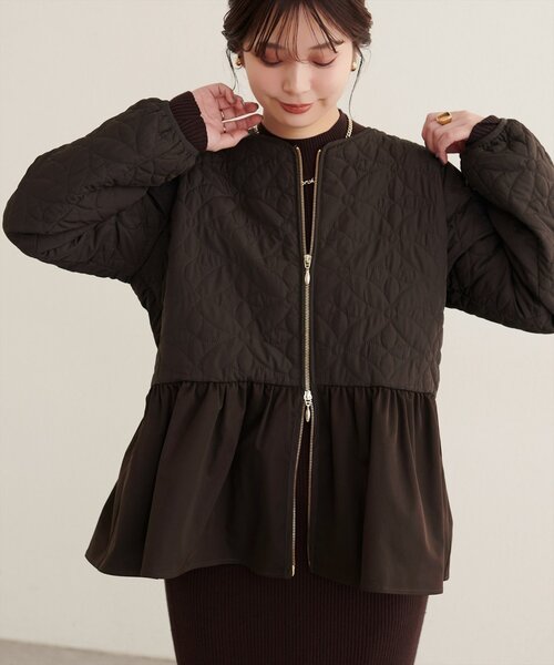 natural couture(ナチュラルクチュール)の「フラワーキルティングペプラムジャケット(ノーカラージャケット・レディース・ブラック/ブラウン/アイボリー・FREE)」の3枚目の写真