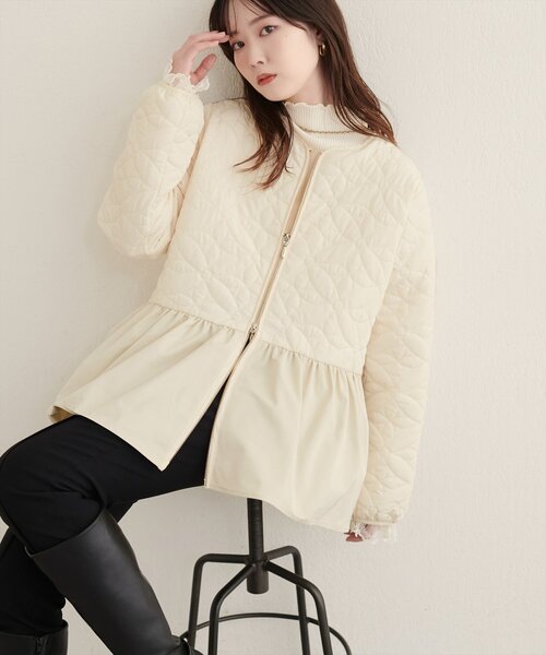 natural couture(ナチュラルクチュール)の「フラワーキルティングペプラムジャケット(ノーカラージャケット・レディース・ブラック/ブラウン/アイボリー・FREE)」の1枚目の写真