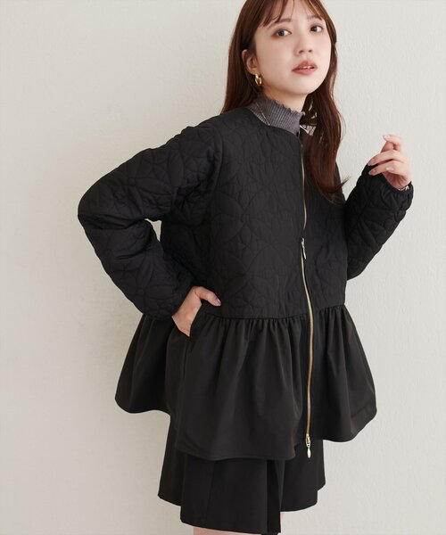 natural couture(ナチュラルクチュール)の「フラワーキルティングペプラムジャケット(ノーカラージャケット・レディース・ブラック/ブラウン/アイボリー・FREE)」の2枚目の写真