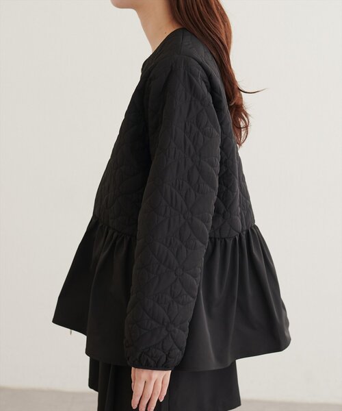 natural couture(ナチュラルクチュール)の「フラワーキルティングペプラムジャケット(ノーカラージャケット・レディース・ブラック/ブラウン/アイボリー・FREE)」の16枚目の写真